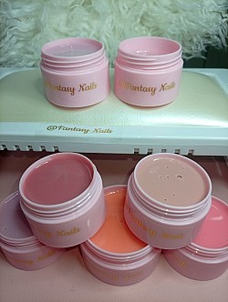 Gelovi za nokte u bojama