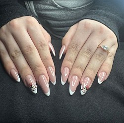 Gelovi za nokte u bojama